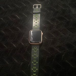 Used series 4 Apple Watch can be hooked up to cellular
